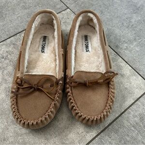 Minnetonka Cally Tan Suede Moccasin Slipper 8